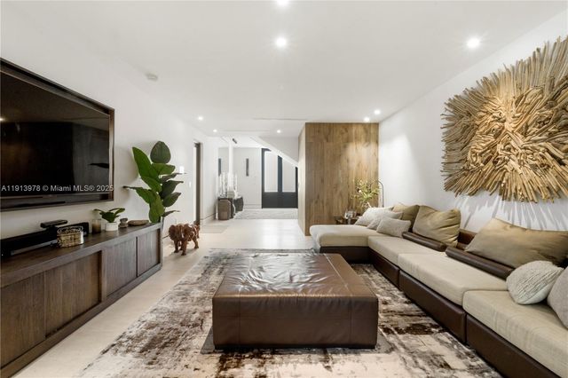 3554 W Glencoe St, Miami, FL 33133