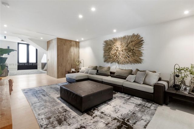 3554 W Glencoe St, Miami, FL 33133