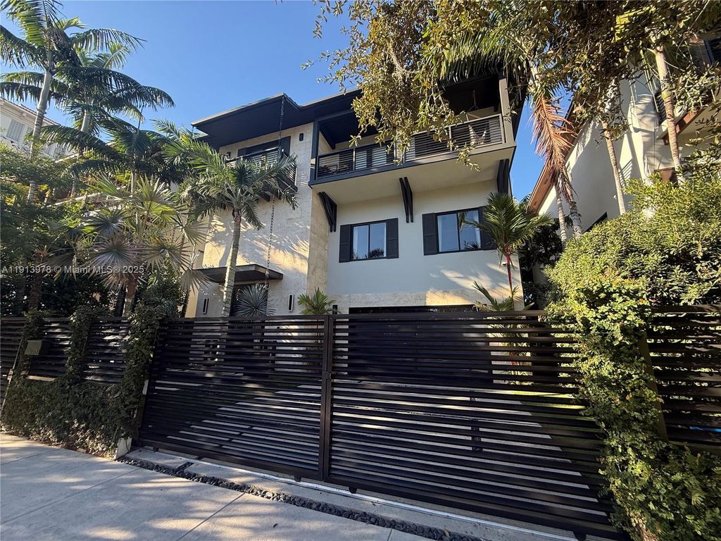 3554 W Glencoe St, Miami, FL 33133