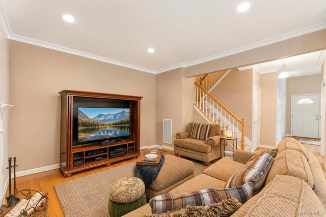 3 Arielle Court, Hauppauge, NY 11749