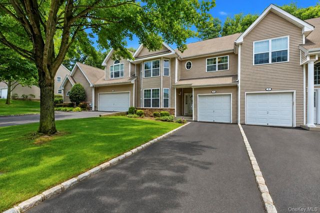 3 Arielle Court, Hauppauge, NY 11749
