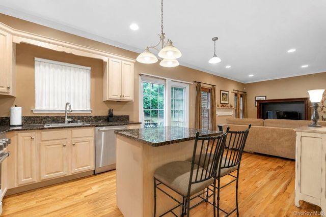 3 Arielle Court, Hauppauge, NY 11749
