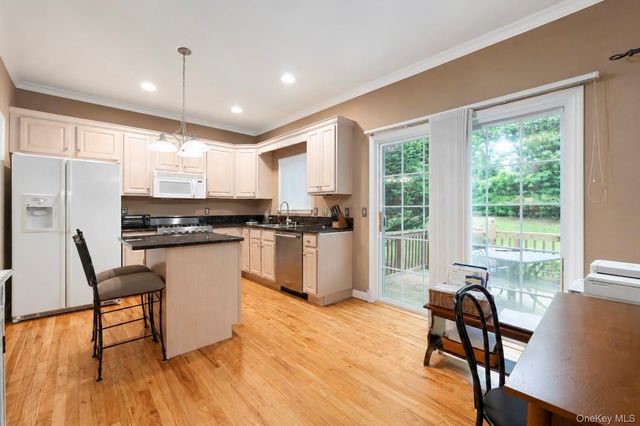 3 Arielle Court, Hauppauge, NY 11749