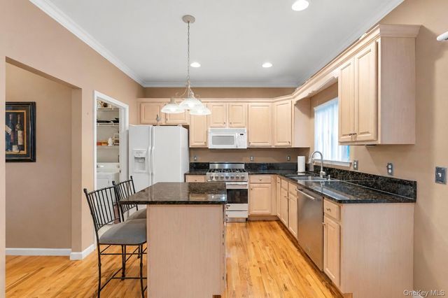 3 Arielle Court, Hauppauge, NY 11749