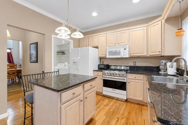 3 Arielle Court, Hauppauge, NY 11749
