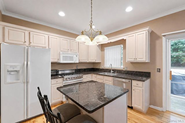 3 Arielle Court, Hauppauge, NY 11749