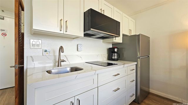 134 Kapahulu Avenue 802, Honolulu, HI 96815