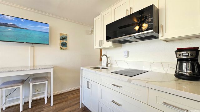 134 Kapahulu Avenue 802, Honolulu, HI 96815