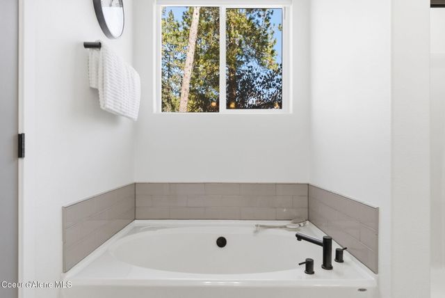 11565 N Emerald DR, Hayden, ID 83835