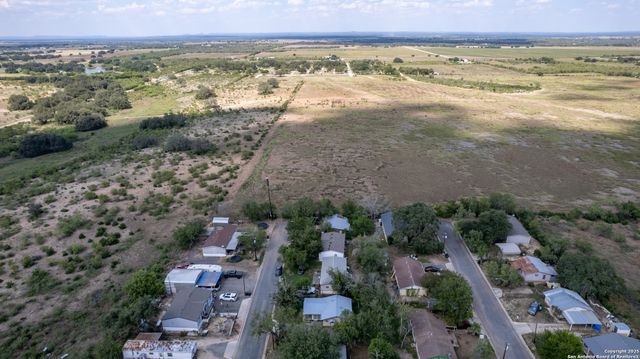 1307 Avenue B, Hondo, TX 78861