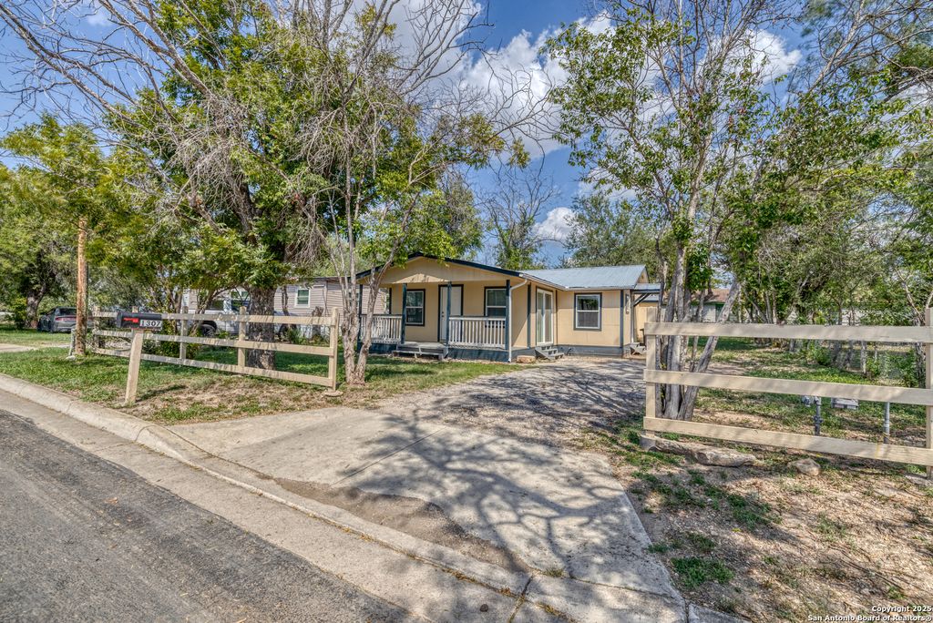1307 Avenue B, Hondo, TX 78861