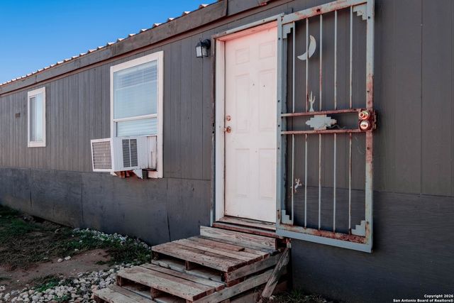 985 County Road 307, Jourdanton, TX 78026