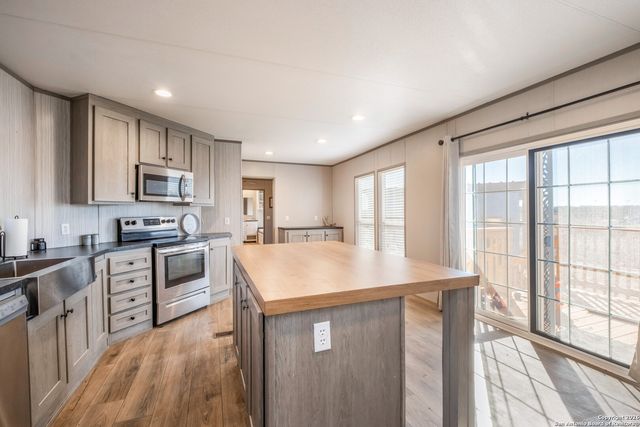 985 County Road 307, Jourdanton, TX 78026