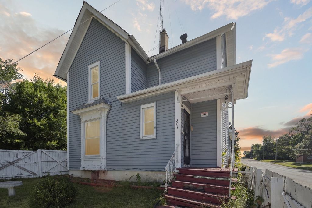 201 N Hinkley Avenue, Rockford, IL 61101