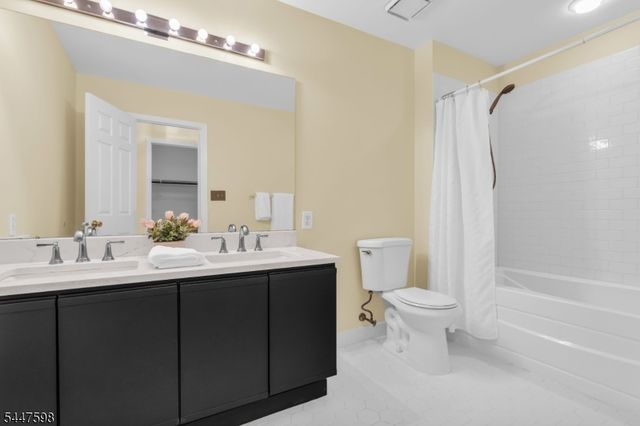 154 Leeds Ct 154, Madison Boro, NJ 07940