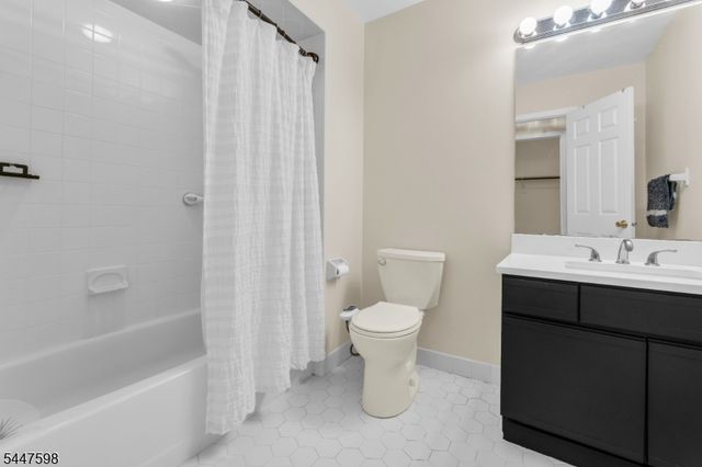 154 Leeds Ct 154, Madison Boro, NJ 07940