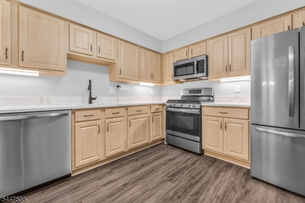 154 Leeds Ct 154, Madison Boro, NJ 07940 — photo 2