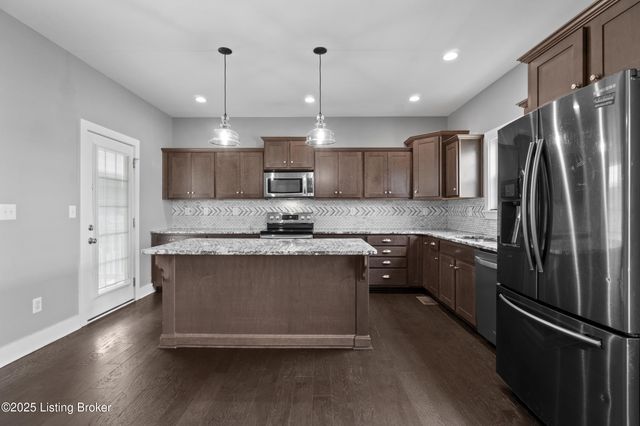 182 Washington Commons Dr, Mt Washington, KY 40047