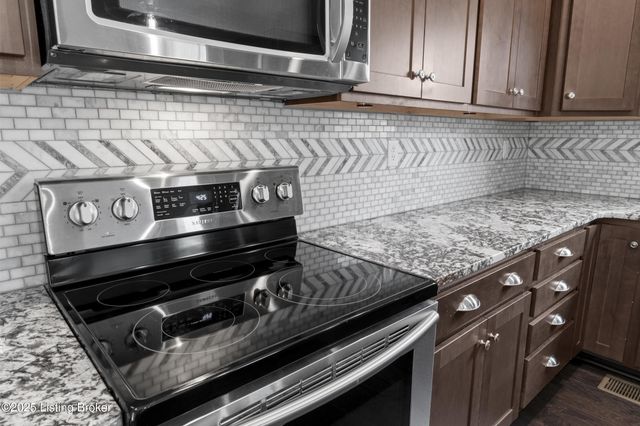 182 Washington Commons Dr, Mt Washington, KY 40047