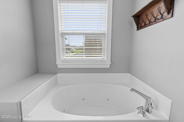 182 Washington Commons Dr, Mt Washington, KY 40047