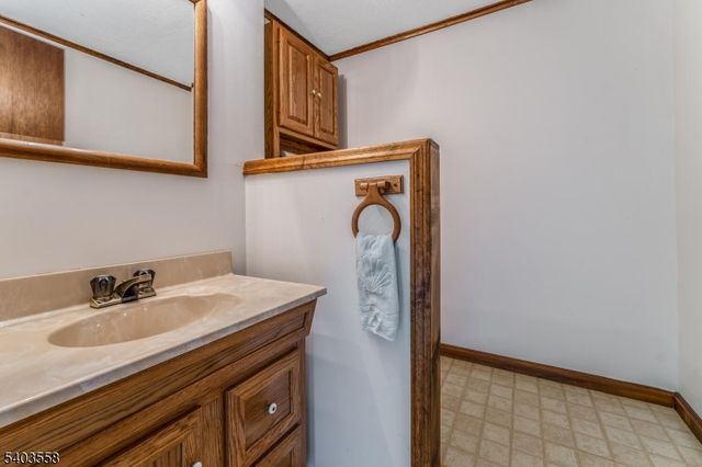 3 Harwich Rd, Lopatcong Twp., NJ 08865