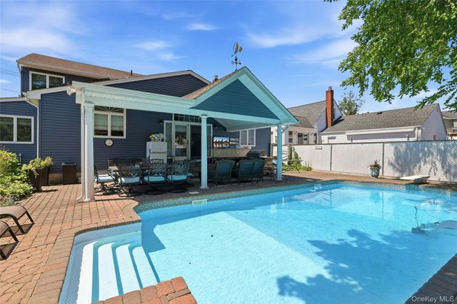 852 Jackson Avenue, Franklin Square, NY 11010