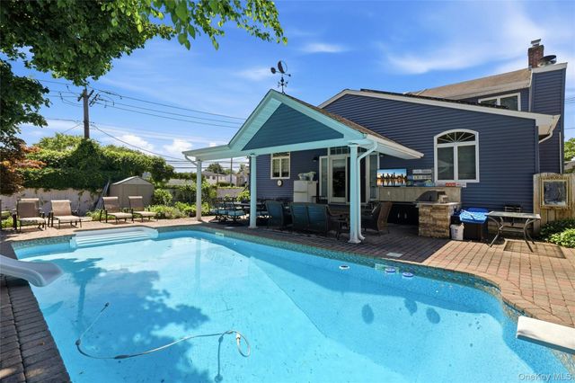 852 Jackson Avenue, Franklin Square, NY 11010
