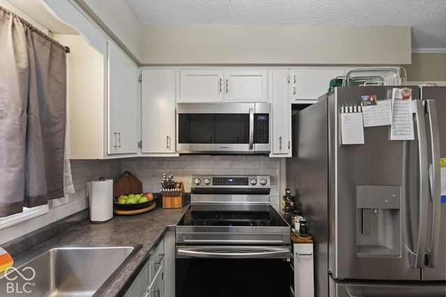 6349 W Buckskin Court, New Palestine, IN 46163