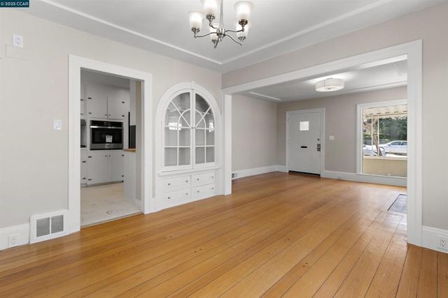 3747 Park Boulevard Way, Oakland, CA 94610