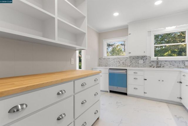 3747 Park Boulevard Way, Oakland, CA 94610