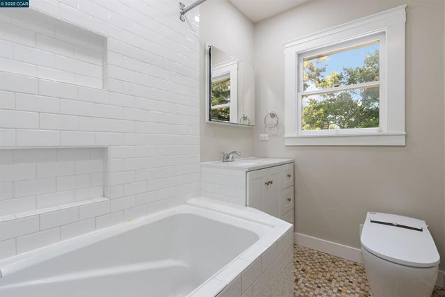 3747 Park Boulevard Way, Oakland, CA 94610