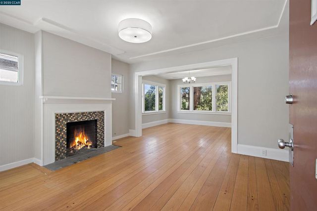 3747 Park Boulevard Way, Oakland, CA 94610