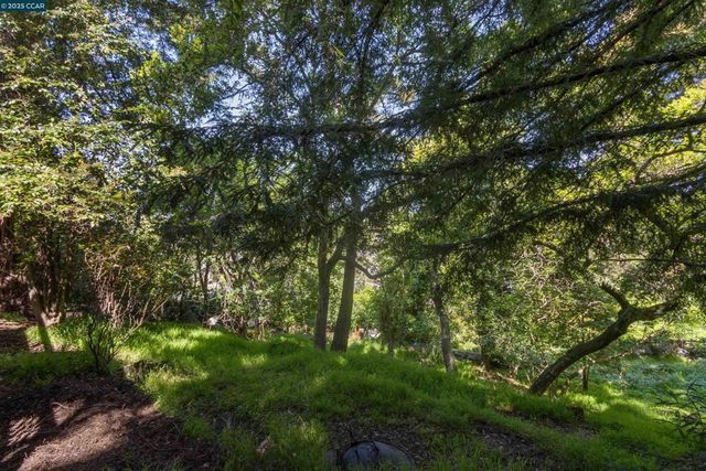 3747 Park Boulevard Way, Oakland, CA 94610