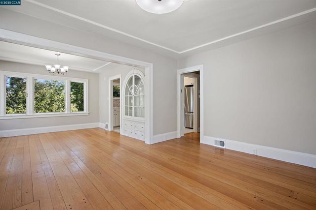 3747 Park Boulevard Way, Oakland, CA 94610