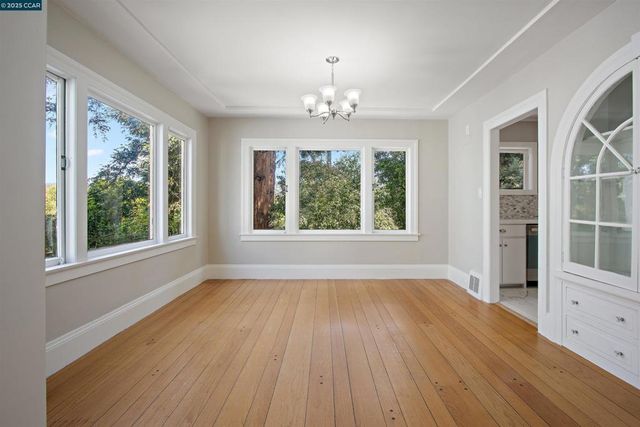 3747 Park Boulevard Way, Oakland, CA 94610