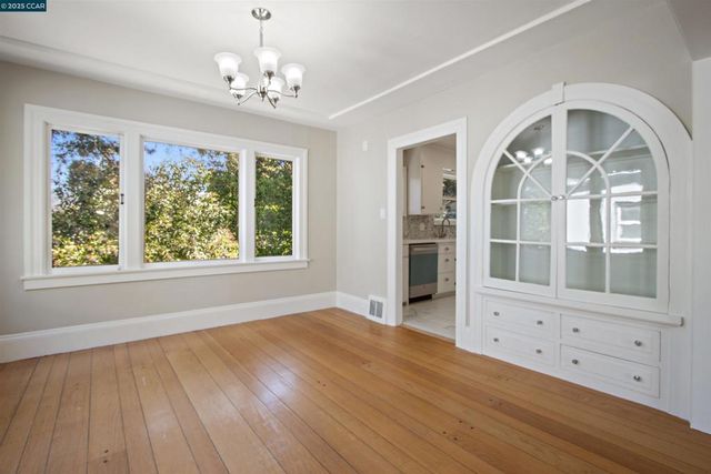 3747 Park Boulevard Way, Oakland, CA 94610