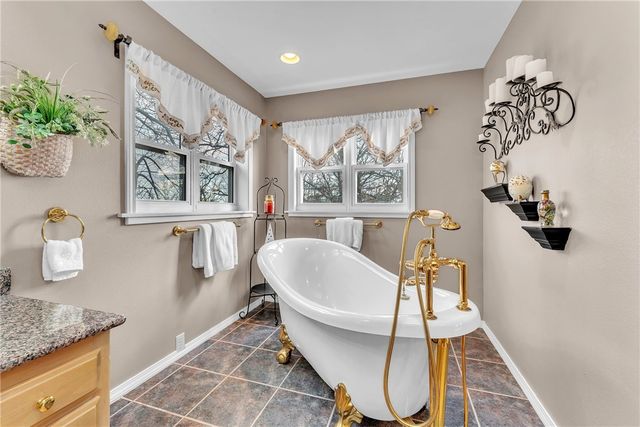 29 County Road 1522, Eureka Springs, AR 72632