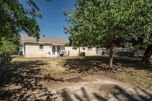 1019 Woodmere Drive, Lewisville, TX 75067