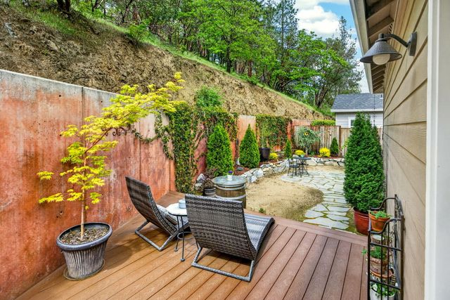 915 Hangman Way, Jacksonville, OR 97530