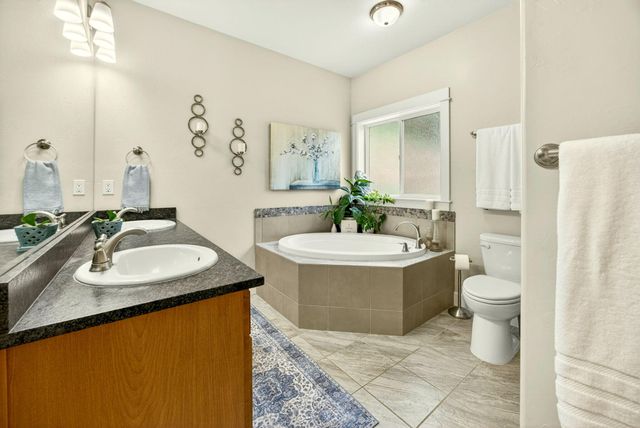 915 Hangman Way, Jacksonville, OR 97530