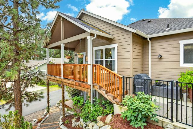 915 Hangman Way, Jacksonville, OR 97530