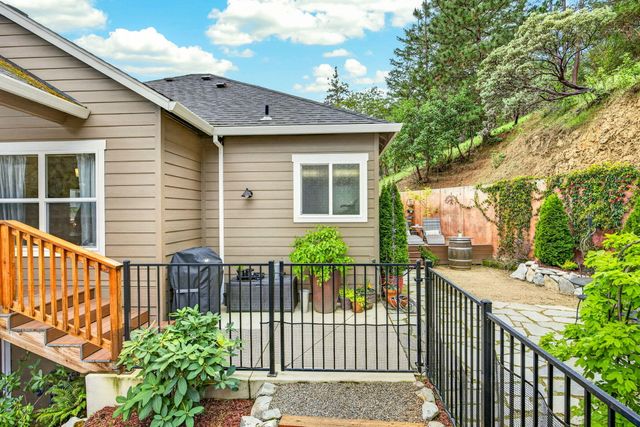 915 Hangman Way, Jacksonville, OR 97530