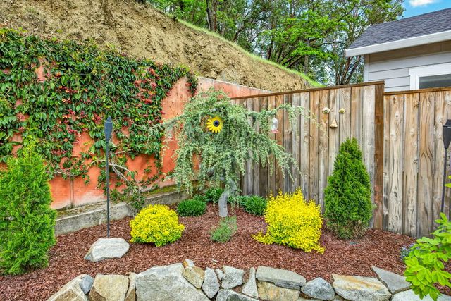 915 Hangman Way, Jacksonville, OR 97530