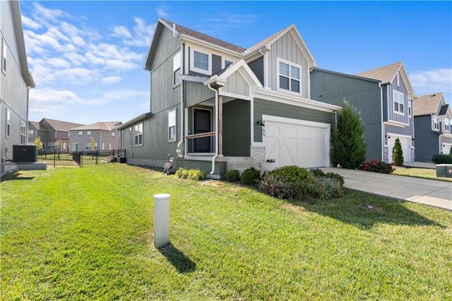 8765 SW Brickell Drive, Blue Springs, MO 64064