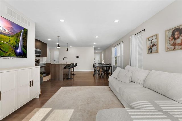 8765 SW Brickell Drive, Blue Springs, MO 64064