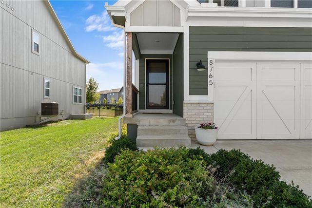 8765 SW Brickell Drive, Blue Springs, MO 64064