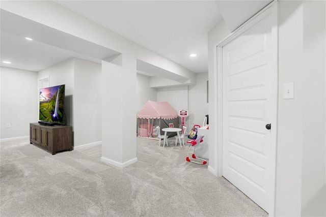 8765 SW Brickell Drive, Blue Springs, MO 64064