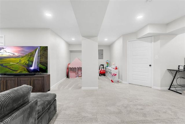 8765 SW Brickell Drive, Blue Springs, MO 64064