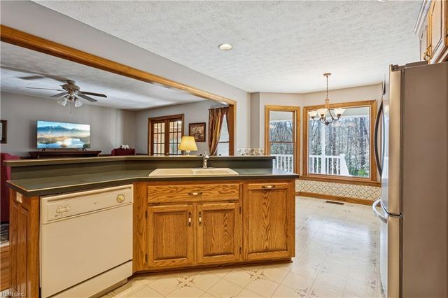 6253 Ark RD, Gloucester, VA 23061