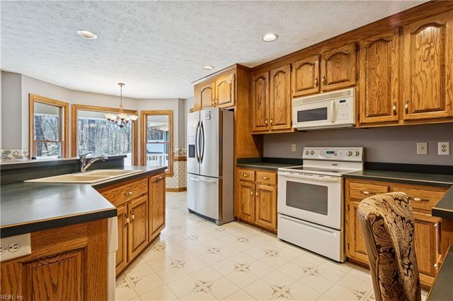 6253 Ark RD, Gloucester, VA 23061